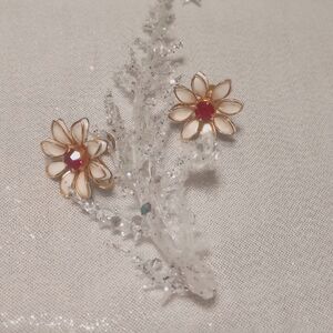 Vintage Bugbee and Niles white daisy screw back earrings with red rhinestone
